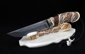 Коллекционный нож Барракуда дамаск нержавеющий кость мамонта железное дерево рог лося резной мельхиор на подставке Коллекционный нож Барракуда дамаск нержавеющий кость мамонта железное дерево рог лося резной мельхиор на подставке