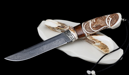 Коллекционный нож Барракуда дамаск нержавеющий кость мамонта железное дерево рог лося резной мельхиор на подставке Коллекционный нож Барракуда дамаск нержавеющий кость мамонта железное дерево рог лося резной мельхиор на подставке