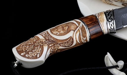 Коллекционный нож Барракуда дамаск нержавеющий кость мамонта железное дерево рог лося резной мельхиор на подставке Коллекционный нож Барракуда дамаск нержавеющий кость мамонта железное дерево рог лося резной мельхиор на подставке