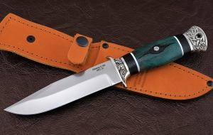 Нож из стали S390 «Лидер» рукоять черный граб + карельская береза стабилизированная изумруд, мельхиор