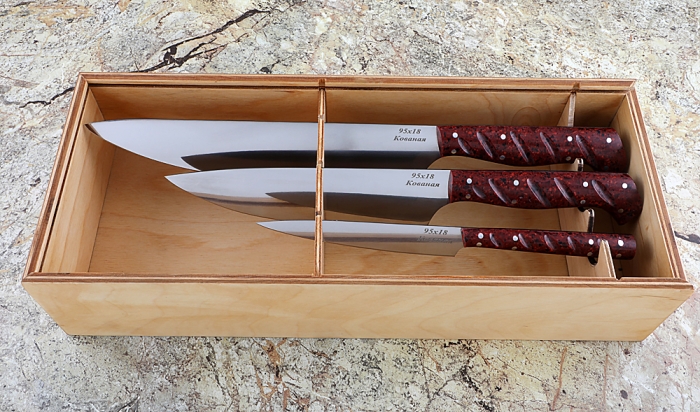 Набор кухонных ножей из стали 95Х18 с рукоятью из красного акрила в футляре