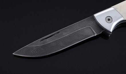 Складной нож Лиса, сталь дамаск, рукоять накладки акрил белый с дюралью Складной нож Лиса, сталь дамаск, рукоять накладки акрил белый с дюралью