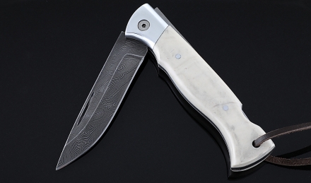 Складной нож Лиса, сталь дамаск, рукоять накладки акрил белый с дюралью Складной нож Лиса, сталь дамаск, рукоять накладки акрил белый с дюралью