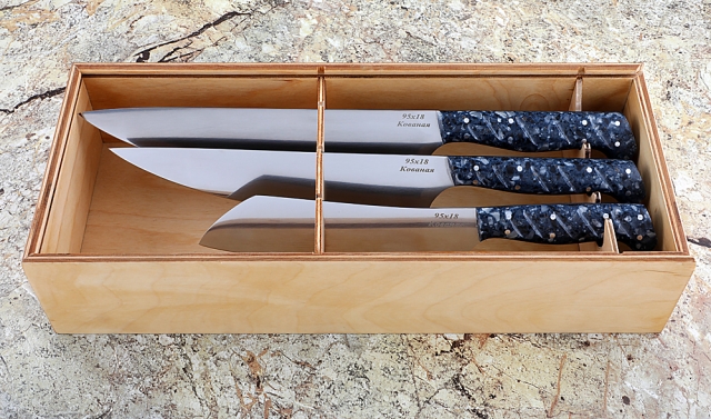 Набор кухонных ножей из стали 95Х18 с рукоятью из синего акрила в футляре 