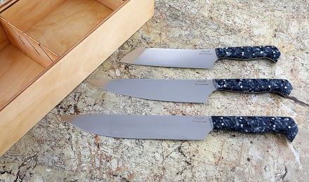 Набор кухонных ножей из стали 95Х18 с рукоятью из синего акрила в футляре Набор кухонных ножей из стали 95Х18 с рукоятью из синего акрила в футляре