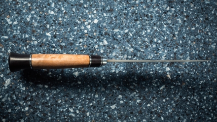 Нож Лесник сталь Sandvik 12c27 рукоять черный граб и стабилизированная карельская береза янтарь Нож Лесник сталь Sandvik 12c27 рукоять черный граб и стабилизированная карельская береза янтарь