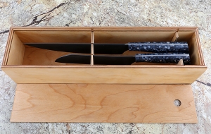 Набор из двух кухонных ножей из стали Х12МФ с рукоятью из синего акрила в футляре Набор из двух кухонных ножей из стали Х12МФ с рукоятью из синего акрила в футляре