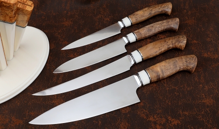 Премиум набор ножей на подставке из акрила белого янтарная карельская береза, сталь S390 Bohler Премиум набор ножей на подставке из акрила белого янтарная карельская береза, сталь S390 Bohler