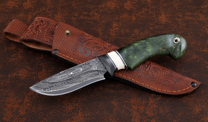 Нож Ловчий дамаск ламинированный с долом рукоять карбон акрил карельская береза зеленая