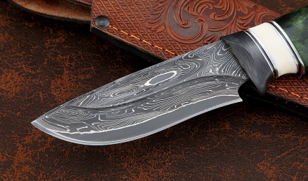 Нож Ловчий дамаск ламинированный с долом рукоять карбон акрил карельская береза зеленая Нож Ловчий дамаск ламинированный с долом рукоять карбон акрил карельская береза зеленая