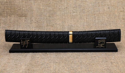 Авторский нож Танто дамаск черный граб резной деревянные ножны на подставке