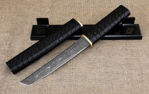 Авторский нож Танто дамаск ламинированный черный граб резной деревянные ножны на подставке Авторский нож Танто дамаск ламинированный черный граб резной деревянные ножны на подставке