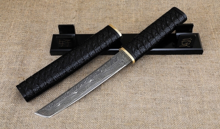 Авторский нож Танто дамаск ламинированный черный граб резной деревянные ножны на подставке