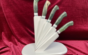 Набор из 5 ножей из дамасской стали с никелированием, на подставке из белого акрила