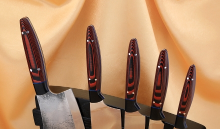 Подставка из венге с магнитными полосами, набором из 4 ножей и тяпки 95х18, микарта красная Подставка из венге с магнитными полосами, набором из 4 ножей и тяпки 95х18, микарта красная