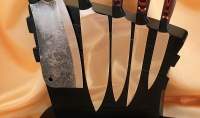 Подставка из венге с магнитными полосами, набором из 4 ножей и тяпки 95х18, микарта красная - Подставка из венге с магнитными полосами, набором из 4 ножей и тяпки 95х18, микарта красная