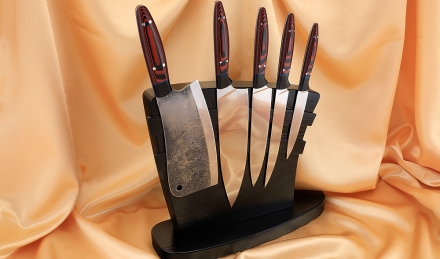 Подставка из венге с магнитными полосами, набором из 4 ножей и тяпки 95х18, микарта красная Подставка из венге с магнитными полосами, набором из 4 ножей и тяпки 95х18, микарта красная