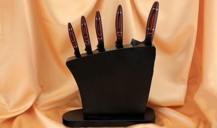 Подставка из венге с магнитными полосами, набором из 4 ножей и тяпки 95х18, микарта красная Подставка из венге с магнитными полосами, набором из 4 ножей и тяпки 95х18, микарта красная