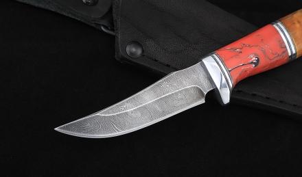 Нож Малыш-2, дамаск, рукоять карельская береза янтарь, акрил красный