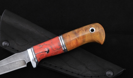 Нож Малыш-2, дамаск, рукоять карельская береза янтарь, акрил красный