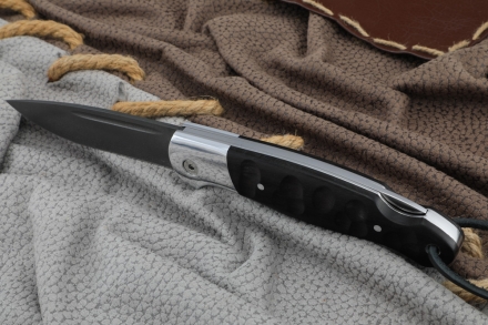 Складной нож Ворон, сталь Х12МФ, рукоять накладки черный граб резная с дюралью