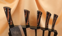 Подставка из венге с магнитными полосами, набором из 4 ножей и тяпки 95х18, G10 чернооранжевая - Подставка из венге с магнитными полосами, набором из 4 ножей и тяпки 95х18, G10 чернооранжевая