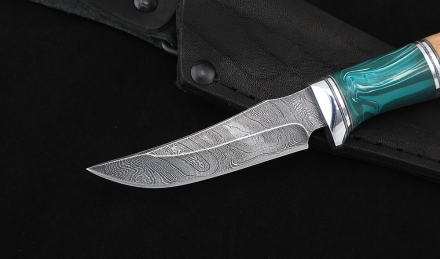 Нож Малыш-2, дамаск, рукоять карельская береза, акрил зеленый Нож Малыш-2, дамаск, рукоять карельская береза, акрил зеленый