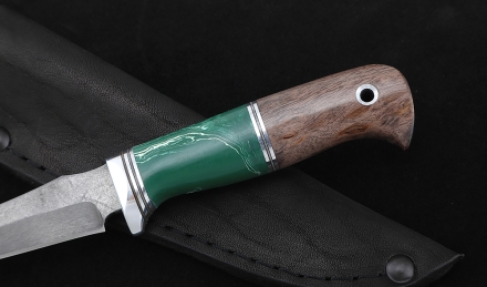 Нож Малыш-2, Х12МФ, рукоять карельская береза коричневая, акрил зеленый Нож Малыш-2, Х12МФ, рукоять карельская береза коричневая, акрил зеленый