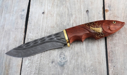 Авторский нож Турист сталь дамаск камень рукоять резная бубинга рыбка на подставке