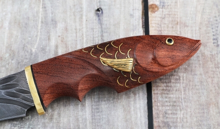 Авторский нож Турист сталь дамаск камень рукоять резная бубинга рыбка на подставке
