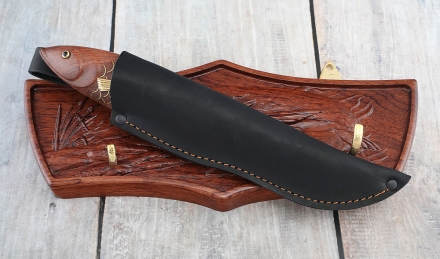 Авторский нож Турист сталь дамаск камень рукоять резная бубинга рыбка на подставке