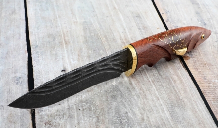 Авторский нож Турист сталь дамаск камень рукоять резная бубинга рыбка на подставке