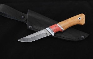Нож Малыш-1, дамаск, рукоять карельская береза янтарь, акрил красный