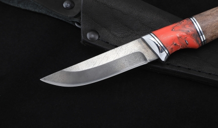 Нож Малыш-1, Х12МФ, рукоять карельская береза коричневая, акрил красный Нож Малыш-1, Х12МФ, рукоять карельская береза коричневая, акрил красный