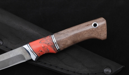 Нож Малыш-1, Х12МФ, рукоять карельская береза коричневая, акрил красный Нож Малыш-1, Х12МФ, рукоять карельская береза коричневая, акрил красный